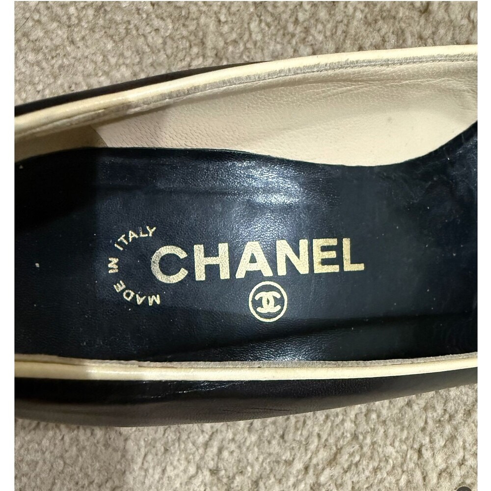 CHANEL Pumps 37.5 Black Beige Leather Cap Toe Pointed Kitten Heel Made Italy - Picture 5 of 14